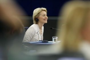 Европарламент назначил Урсулу фон дер Ляйен председателем Еврокомиссии : кто она и что это означает для Украины