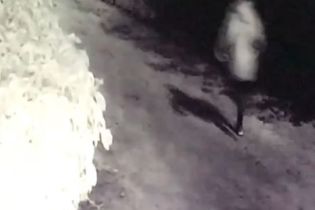 Появилось видео, как в Ирпене парень убегает с места покушения на бывшую девушку и ее бойфренда