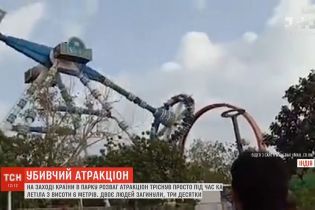 В Индии аттракцион треснул пополам: двое людей погибли