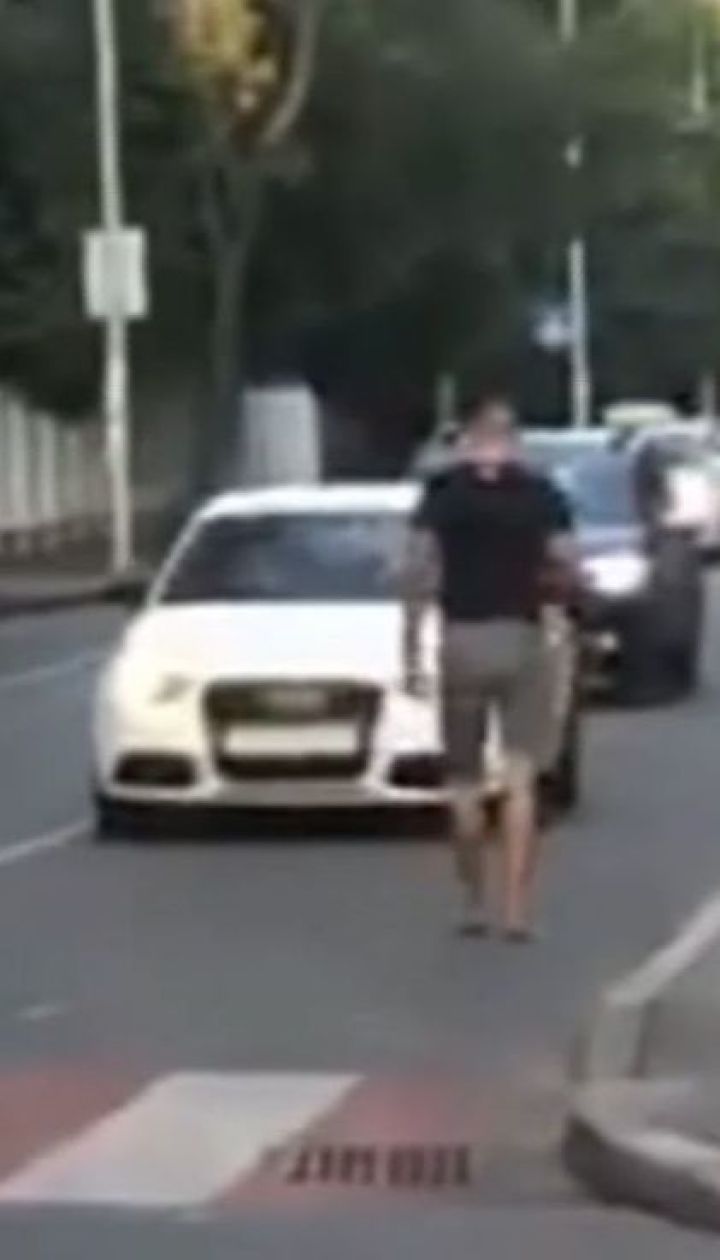 Правоохоронці у столиці затримали чоловіка, який кидався на автомобілі