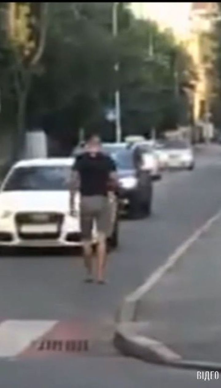 Правоохранители в столице задержали мужчину, который бросался на автомобили