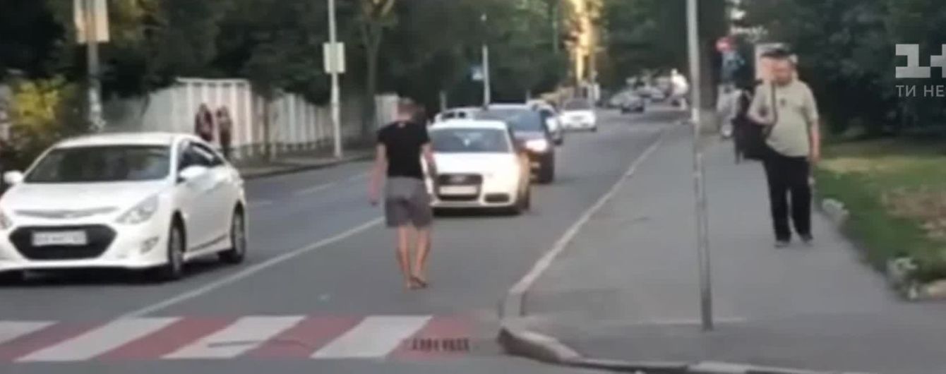 На столичном Подоле задержали мужчину, который бросался на машины