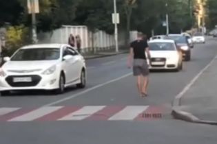 На столичном Подоле задержали мужчину, который бросался на машины