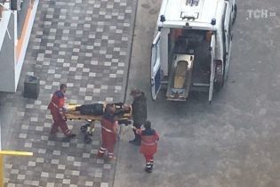 Чоловіка, який намагався втекти з вікна на простирадлах, "ув'язнила" в квартирі дружина