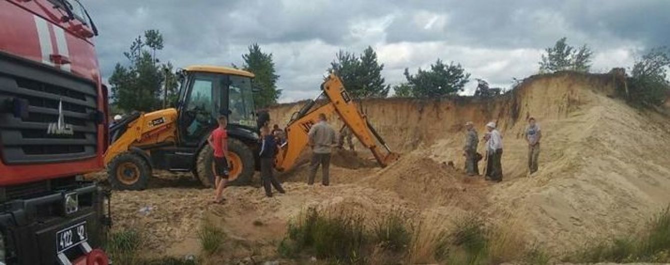 На Ровенщине двух детей засыпало песком во время обвала карьера