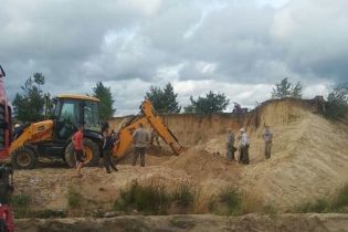 На Ровенщине двух детей засыпало песком во время обвала карьера