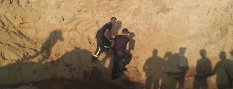 Чуда не произошло. На Ровенщине под завалами песка нашли мертвым мальчика