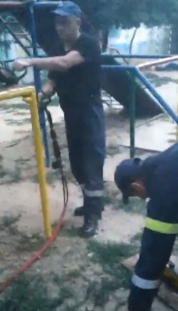 На Херсонщине мальчик застрял головой в дырке на детской горке