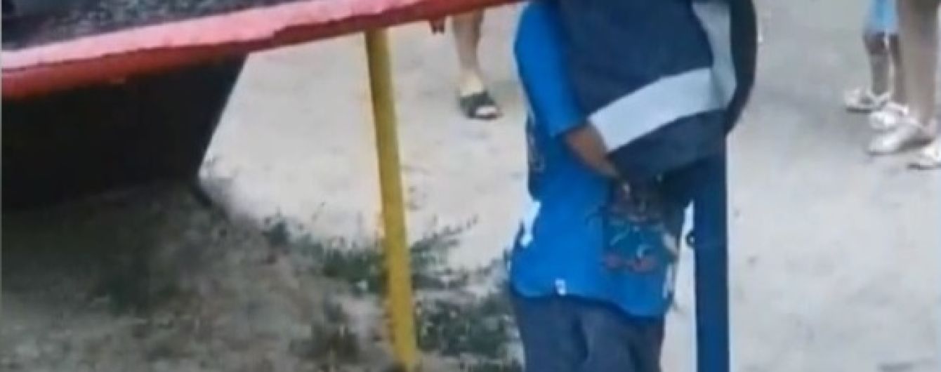 На Херсонщине малыш застрял головой в горке на детплощадке