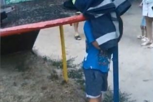 На Херсонщине малыш застрял головой в горке на детплощадке