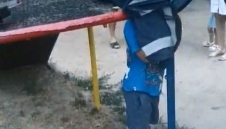 На Херсонщине малыш застрял головой в горке на детплощадке