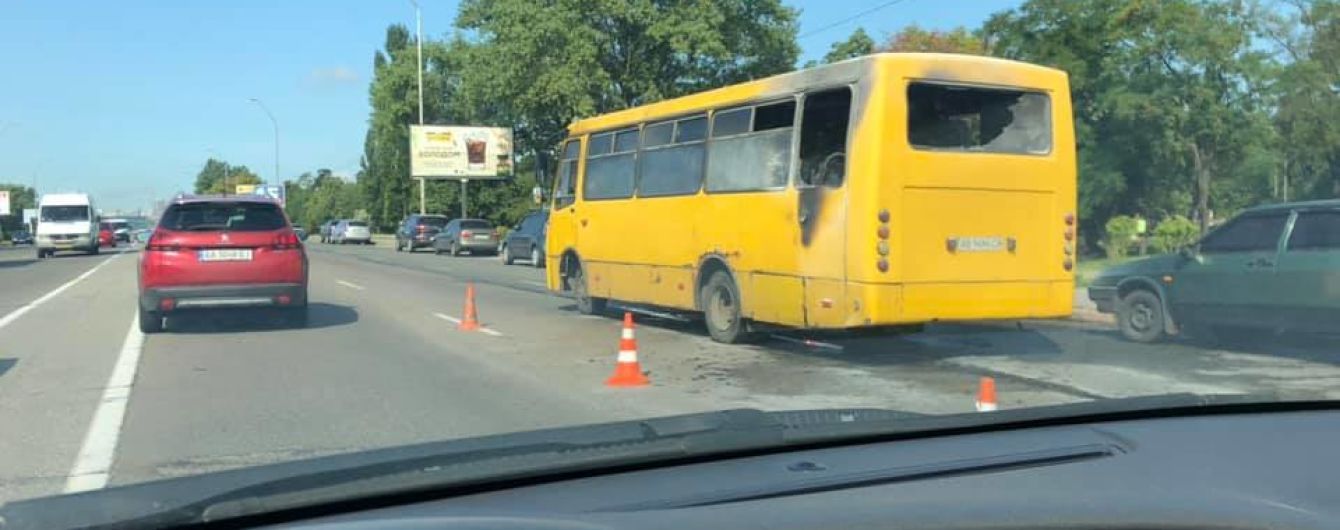 В Киеве посреди дороги загорелась маршрутка