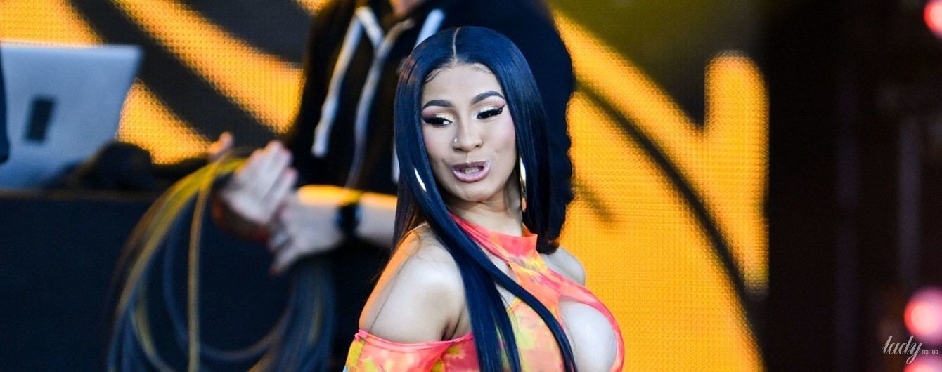 В пестром обтягивающем комбинезоне: Cardi B продемонстрировала на сцене пышную пятую точку
