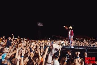 "Ах, Одесса": 30 Seconds to Mars устроили в Киеве выступление под фейерверки и спели про "жемчужину у моря"