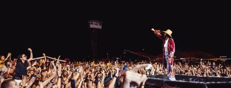 "Ах, Одесса": 30 Seconds to Mars устроили в Киеве выступление под фейерверки и спели про "жемчужину у моря"