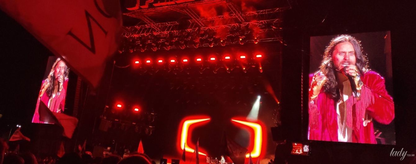 В бордовом халате с бахромой и аметистовых брюках: Джаред Лето на UPark Festival в Киеве