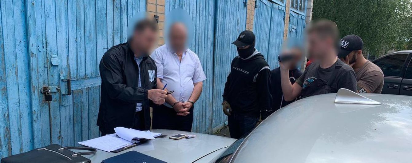 На Ровенщине на взятке в 110 тысяч долларов задержали главу РГА, которого перед этим уволил президент