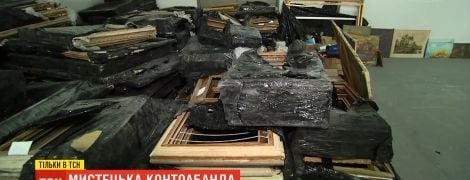 Таможенники перехватили сотню картин, которые ввозили в Украину под видом пустых рам