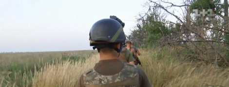 Спекотна від обстрілів ніч на Азові. Спецрепортаж ТСН із передової на Донбасі