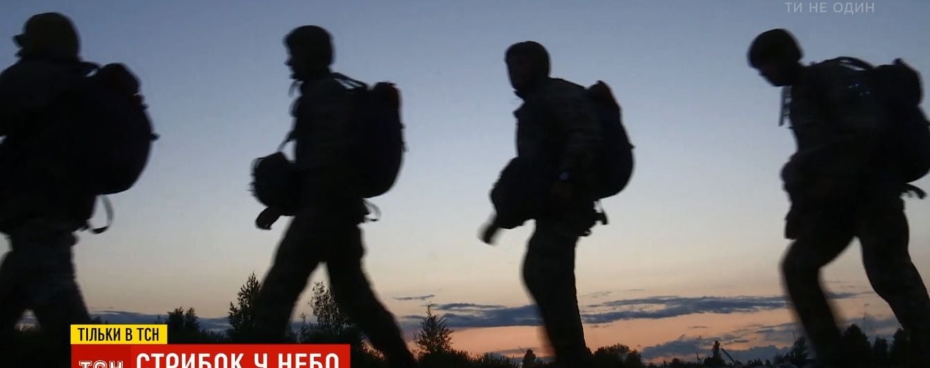 Новобранцев на Житомирщине заставили прыгать ночью с парашютом