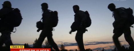Новобранцев на Житомирщине заставили прыгать ночью с парашютом