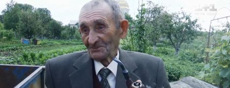 Долгожитель с Тернопольщины отметил 102-й день рождения с рюмкой и трубкой в руках