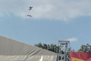 В Одессе во время агитации за кандидата на сцену с дрона сбросили фаллоимитатор