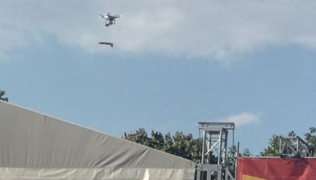 В Одесі під час агітації за кандидата на сцену з дрона скинули фалоімітатор