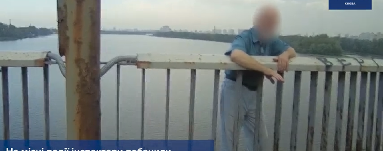 В Киеве патрульные спасли мужчину, который хотел прыгнуть с моста. В Сети опубликовали видео