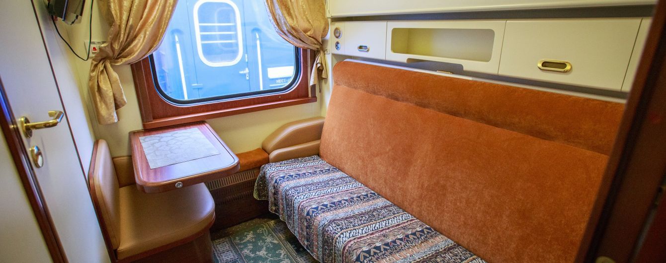 Душ, телевізор та сейф у кожному купе. "Укрзалізниця" додала VIP-вагон до поїзда Київ-Ужгород