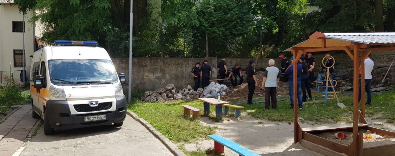 У Львові чоловіка на смерть придавило бетонною плитою