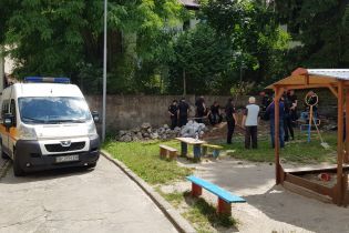 Во Львове мужчину насмерть придавило бетонной плитой