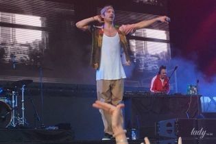В майці-алкоголічці і з вусами: епатажний Іван Дорн запалив на UPark Festival