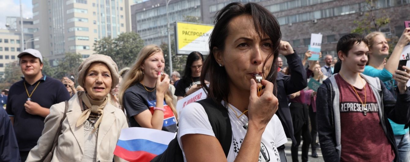 В Москве 10-тысячная толпа требует допустить к выборам независимых кандидатов