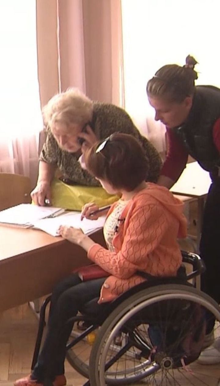 ТСН дізнавалась, як людям на інвалідних візках без перешкод потрапити на виборчі дільниці