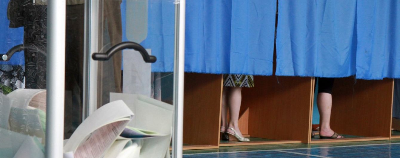 Санітайзери, особиста ручка та дистанція: уряд затвердив протиепідемічні заходи для місцевих виборів