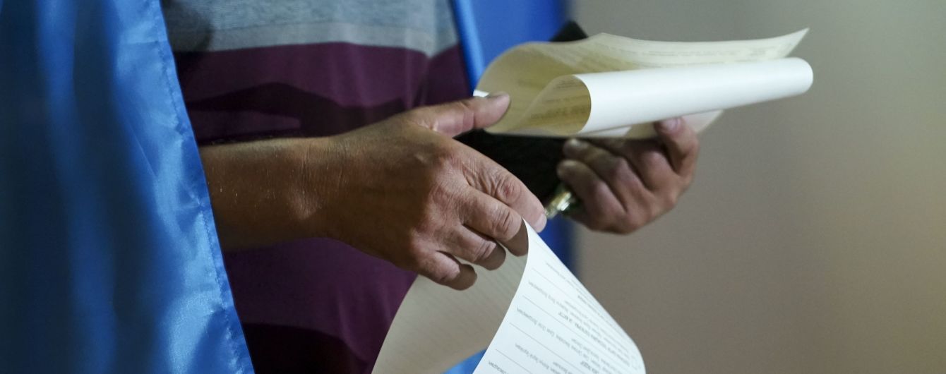 Понад 800 порушень та 10 кримінальних проваджень: у поліції відзвітували про день виборів