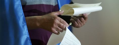 До парламенту проходять п’ять партій, "Слуга народу" впевнено перемагає конкурентів. Результати трьох головних екзитполів