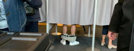 Українські юзери ширять фото, де чоловік голосує зі спущеними штанами. Справжня історія фото