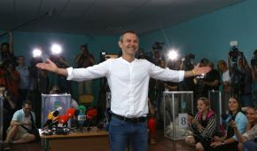 С семьями и в хорошем настроении. Как голосуют кандидаты в нардепы на парламентских выборах
