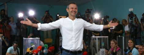 З родинами та в гарному гуморі. Як голосують кандидати в нардепи на парламентських виборах