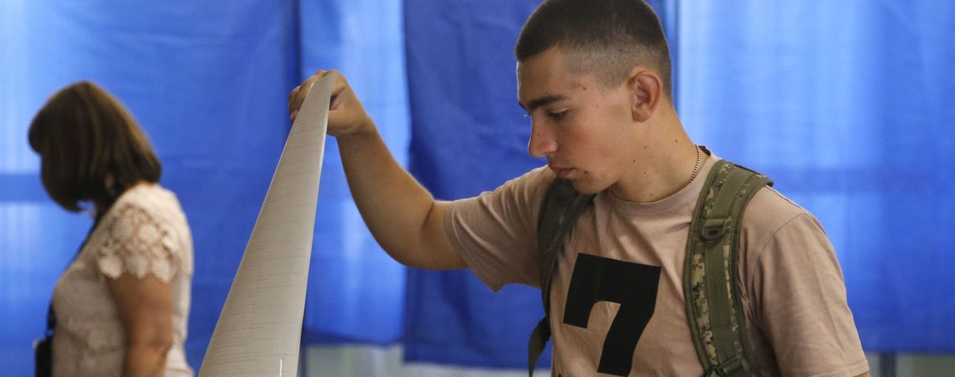 Тітушки, підкуп кандидата і втеча членів ОВК: найбільші "дива" виборів з мажоритарних округів