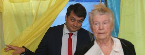 "Підігруєте Путіну". Пенсіонерка розкритикувала Разумкова на виборчій дільниці