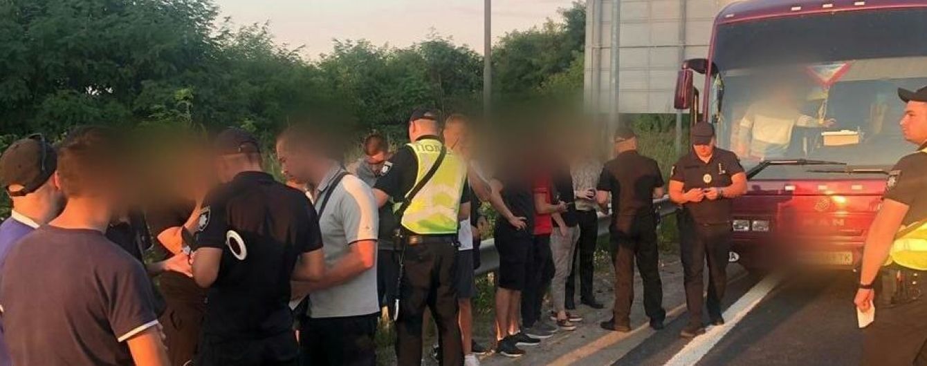 "Приехали поработать". Полиция задержала на въезде в Киев автобусы с "титушками"