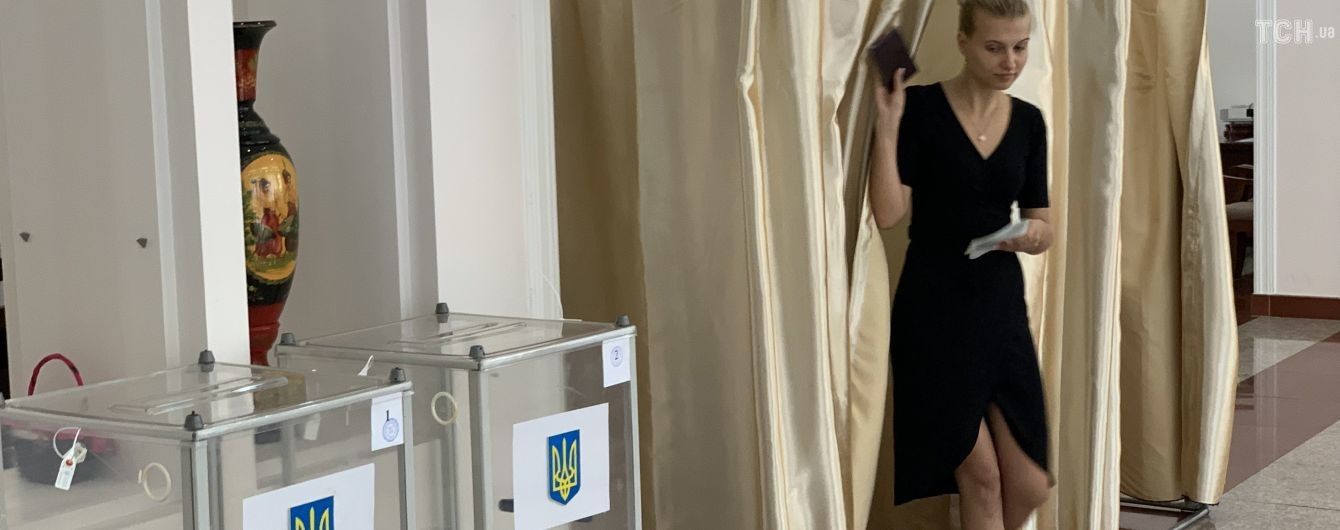 Неправильне видавання бюлетенів і ціна голосу 315 грн: політики і спостерігачі назвали найпоширеніші порушення на виборах