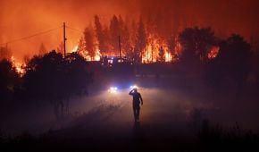 Тысячи пожарных борются с лесными пожарами в Португалии