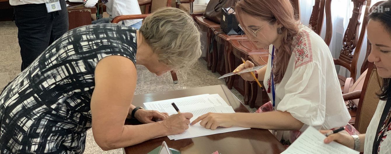 На зарубежных избирательных участках лидирует партия Порошенко
