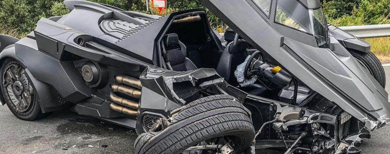 "Бетмобиль" попал в уничтожительную аварию во Франции