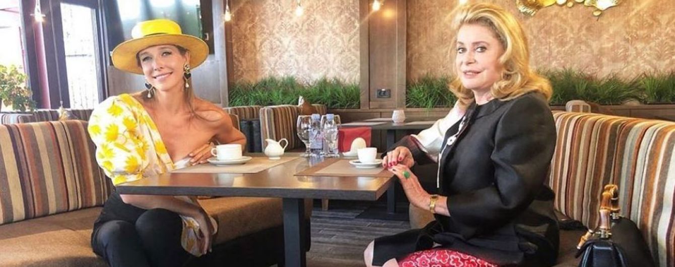 Эффектно обнажив плечо: Катя Осадчая надела интересный лук на встречу с Катрин Денев