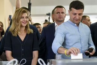 С красивой улыбкой и в наряде с V-образным декольте:Елена Зеленская на выборах